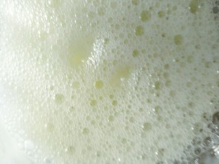 入口即化的酸奶溶豆,白糖分三次加入蛋清里

低速打出鱼泡泡加入第一次蛋白