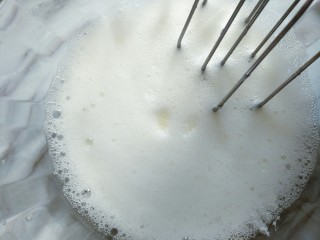 入口即化的酸奶溶豆,打出细密泡泡时再加入三分之一白糖
