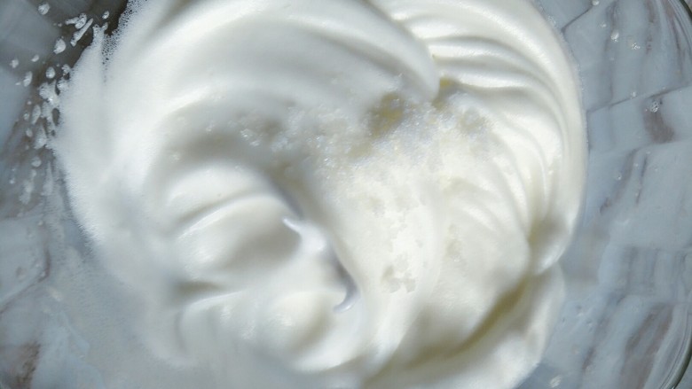 入口即化的酸奶溶豆,最后蛋白打到有纹路加入最后三分之一糖