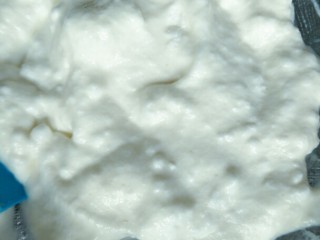 入口即化的酸奶溶豆,把蛋白加入到刚才调好的酸奶糊里。不要过度搅拌。