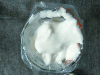 入口即化的酸奶溶豆,取一个杯子袋子套里面，这样很容易就把蛋糊装到里面了。
