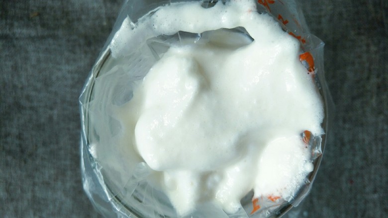 入口即化的酸奶溶豆,取一个杯子袋子套里面，这样很容易就把蛋糊装到里面了。