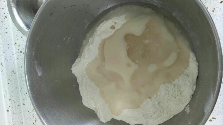 软酥可口绿豆酥饼,水油皮所用原料放入厨师机，