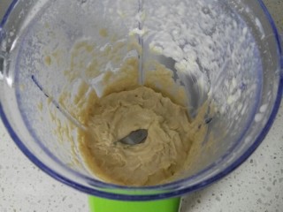 榴莲芝士慕斯蛋糕,榴莲肉中加入牛奶和柠檬汁用料理机打成泥待用。