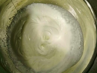 榴莲芝士慕斯蛋糕,淡奶油中加入糖粉打到六成发。