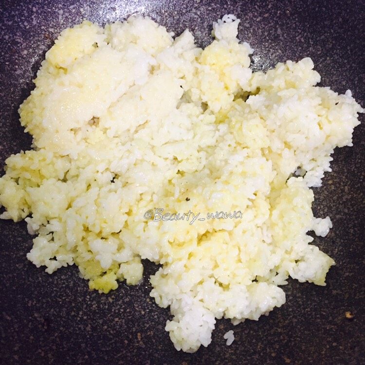 创新蛋炒饭
营养早餐好搭档,锅内再倒入适量植物油，油热后倒入米饭