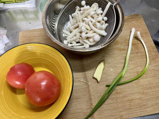 虾滑汤➕番茄白玉菇虾滑汤,白玉菇去根清洗，番茄洗净，姜搓洗干净，小葱择好洗净