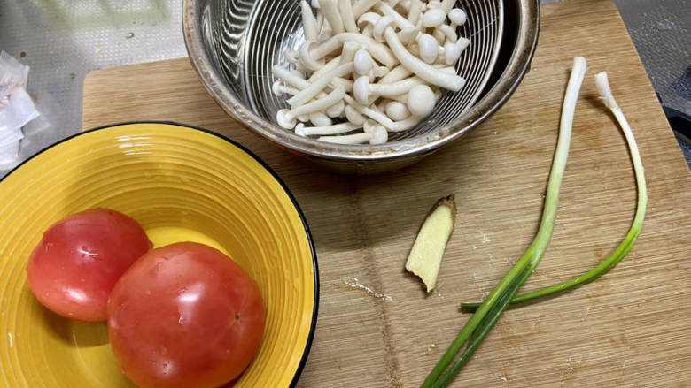 虾滑汤➕番茄白玉菇虾滑汤,白玉菇去根清洗，番茄洗净，姜搓洗干净，小葱择好洗净