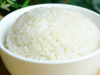 枣杞姜米糊,将大米浸泡好之后放到电饭锅里蒸煮熟。