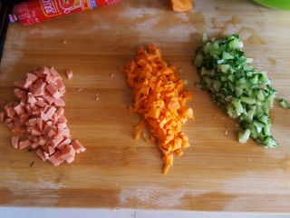 什锦土豆饼,把黄瓜，胡萝卜，香肠都切成小块，不要太大，口感会不好