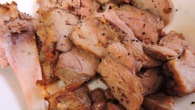 美式烤猪排,完成,切块,让肉泡一下烤肉时滴出
的酱汁,洒些黑胡椒,摆盘。