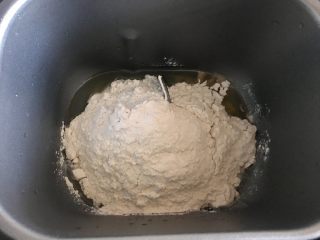 馅中馅蛋黄酥（肉松麻薯豆沙蛋黄）,把油皮材料按照先液体后粉的顺序放入面包桶，和面一个程序。