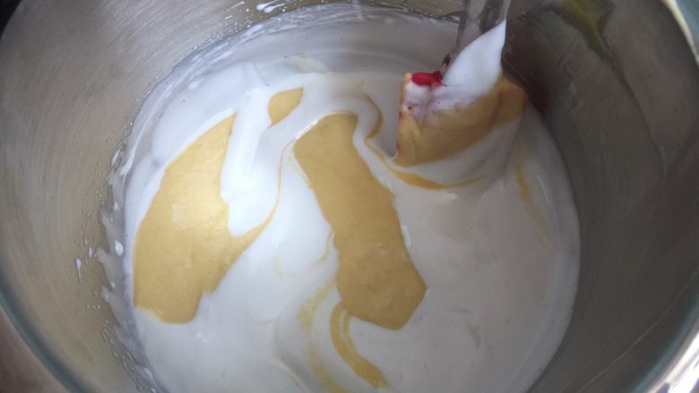 奶黄千层果味奶油蛋糕,再将划伴均匀的蛋糕糊倒入剩余的蛋白霜中划拌均匀