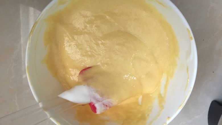 奶黄千层果味奶油蛋糕,取1/2蛋白霜到蛋黄糊中划拌均匀