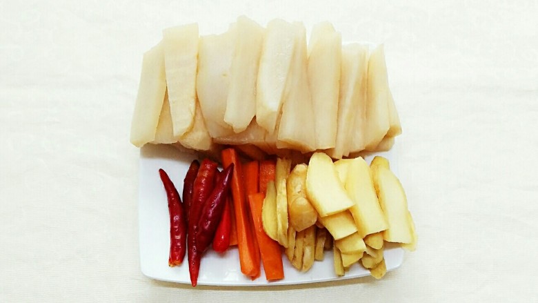 秘制酸萝卜老鸭汤,将酸萝卜，泡姜，泡胡萝卜切片，不要切太薄，泡椒不用切！