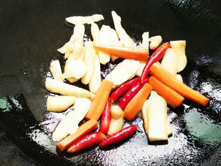 秘制酸萝卜老鸭汤,油烧热以后，加入泡姜片，泡指天椒，泡胡萝卜一起翻炒，炒出香味来即可！