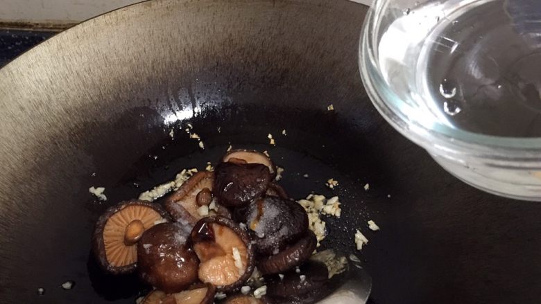 蚝油香菇菜心,放入小半碗水。