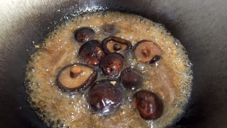 蚝油香菇菜心,煮沸冒泡泡就可以了。