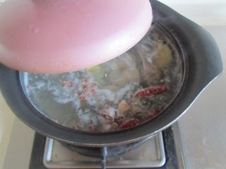 盐水拌鸭胗,加盖， 转为小火炖煮十分钟；