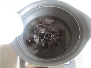 盐水拌鸭胗,烧锅开水，将泡好的黑木耳放入里面焯煮两分钟， 加入适量的盐；