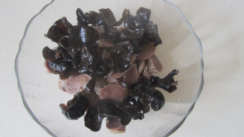 盐水拌鸭胗,将煮好的鸭胗切成片，焯好的黑木耳也放入碗中；