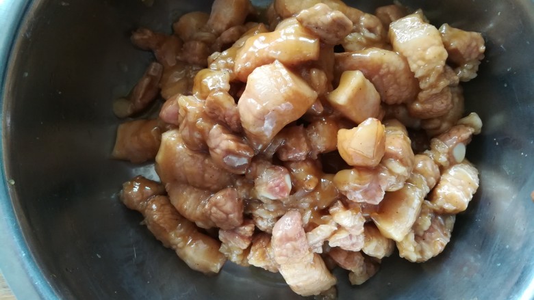 香菇土豆红烧肉,倒入腌好的肉块翻炒均匀使糖液裹匀肉块后盛出