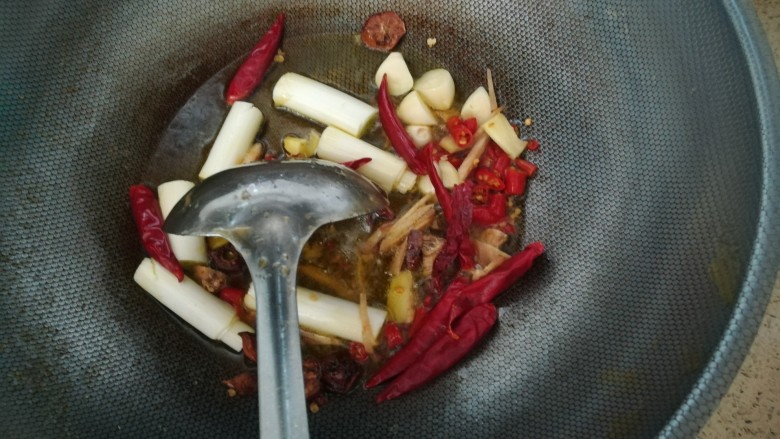 香菇土豆红烧肉,另起油锅炒香配料