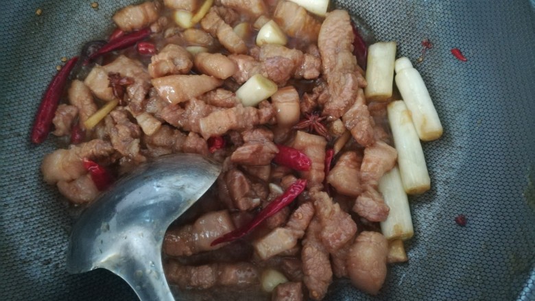 香菇土豆红烧肉,倒入炒过糖色的肉翻炒使其出油