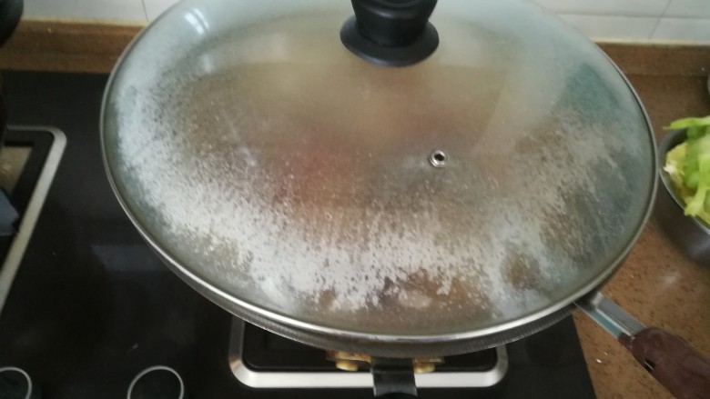 香菇土豆红烧肉,水开后转小火，盖上锅盖