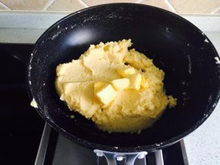 原味绿豆冰糕,放入第二次黄油继续炒到黄油融合到豆泥中