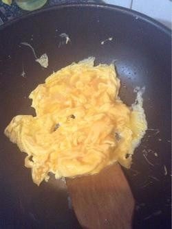 木耳炒鸡蛋,4.锅中放少许油，下鸡蛋液划散，成形后盛出。
