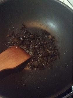 木耳炒鸡蛋,5.锅中放少许油，放入黑木耳煸炒2分钟。