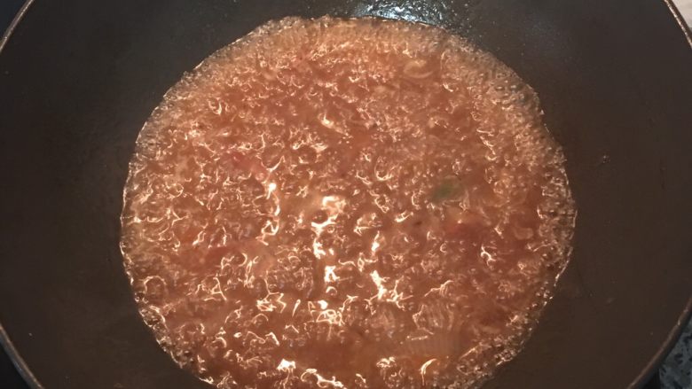 甜椒燉雞腿,將鍋內湯汁煮滾，加入蕃茄醬並用太白粉或玉米粉和水後倒入湯汁中勾薄芡，