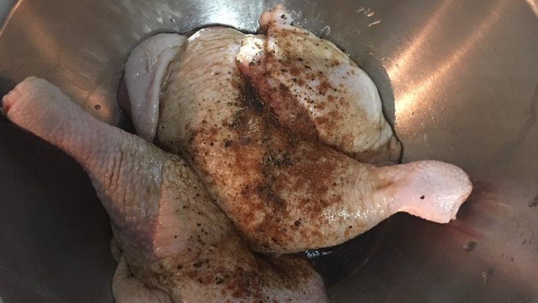 甜椒燉雞腿,雞腿除去多餘的肥油後洗淨瀝乾，在背面雞腿的部份劃2-3刀，接著用醃料抓一抓閒置備用。