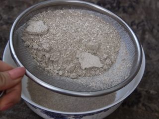 自制藜麦面粉,用个筛子来分开