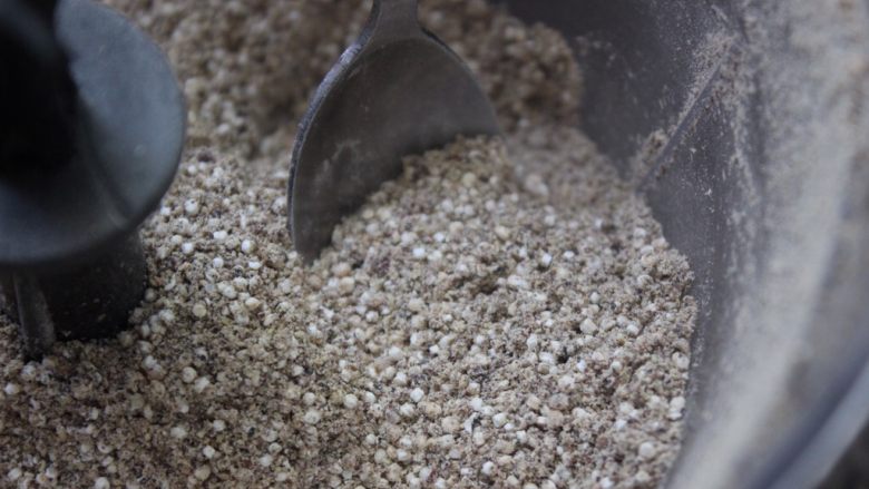 自制藜麦面粉,有很多粉的时候，先把粉分出来