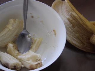 增肌肉+瘦身香蕉面包💪🏼🏆,用一个勺子，叉子或搅拌机把香蕉给打成泥