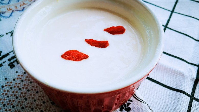 塑身美颜夏季酸梅汤&姜汁撞奶,待牛奶稍凉至85度左右，将牛奶冲入姜汁中。