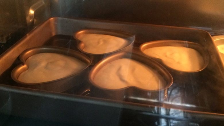 酸奶天使蛋糕,放入烤箱，温度调整为150度上下火，时间设定30分钟。
如果是用一个整模，时间设定可以稍微长一点，40-50分钟。