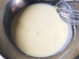 酸奶天使蛋糕,酸奶中加入果酱和玉米油。搅打到完全乳化。没有果酱可以不加。