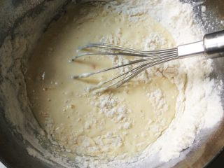 酸奶天使蛋糕,加入过筛的低筋粉，拌匀。