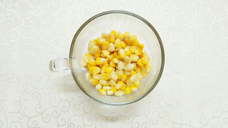 安化擂茶,食用方法：在玻璃杯里放入配料玉米！