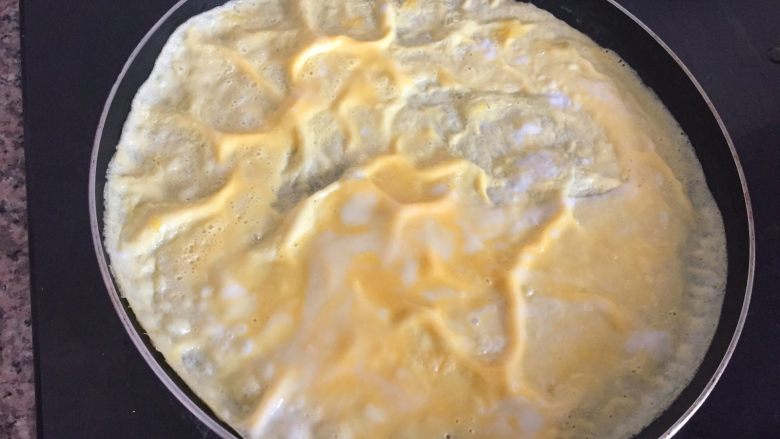 豆腐卷,鸡蛋摊成薄薄的鸡蛋饼。