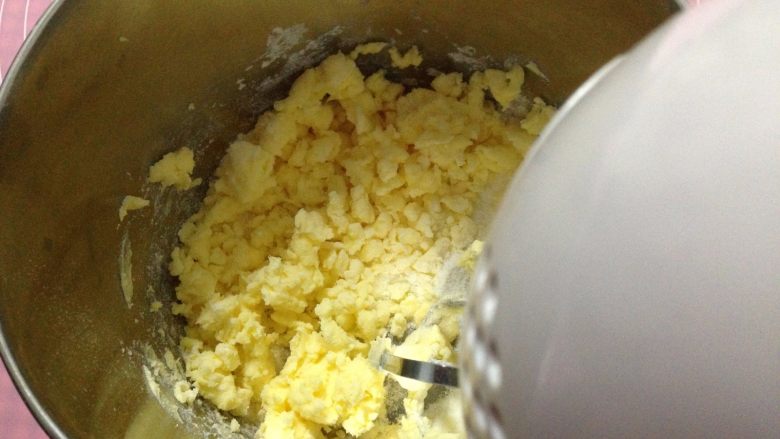 蔓越莓磅蛋糕,软化的黄油用电动打蛋器打至乳霜状后加入一半的糖粉，继续用电动打蛋器搅打