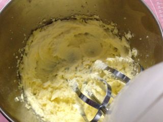 蔓越莓磅蛋糕,再加入余下的糖粉打至黄油泛白膨松的状态