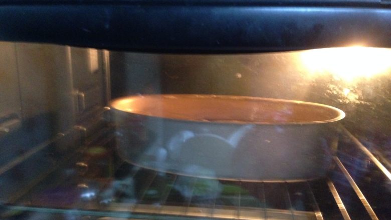 蔓越莓磅蛋糕,将模具送入预热好的烤箱中下层，180度约35分钟