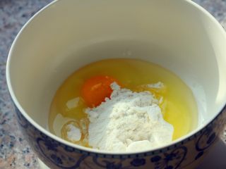 迷彩甜甜圈,1、	将鸡蛋和白砂糖放到干净的容器中，混合鸡蛋和白砂糖。