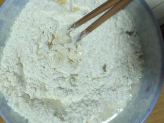 肉夹馍,接下来和面，把酵母粉、盐、油、放进称好的面里，温水慢慢倒入。筷子搅拌成团后用手和面。