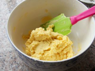 原味儿曲奇,11、	面粉很容易就被黄油吸进去，所以不要过度搅拌，一旦面粉起筋，曲奇的花纹就会很容易消失。影响美观。