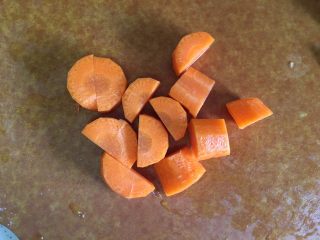 减肥排毒代餐果蔬汁,胡萝卜去皮切小块